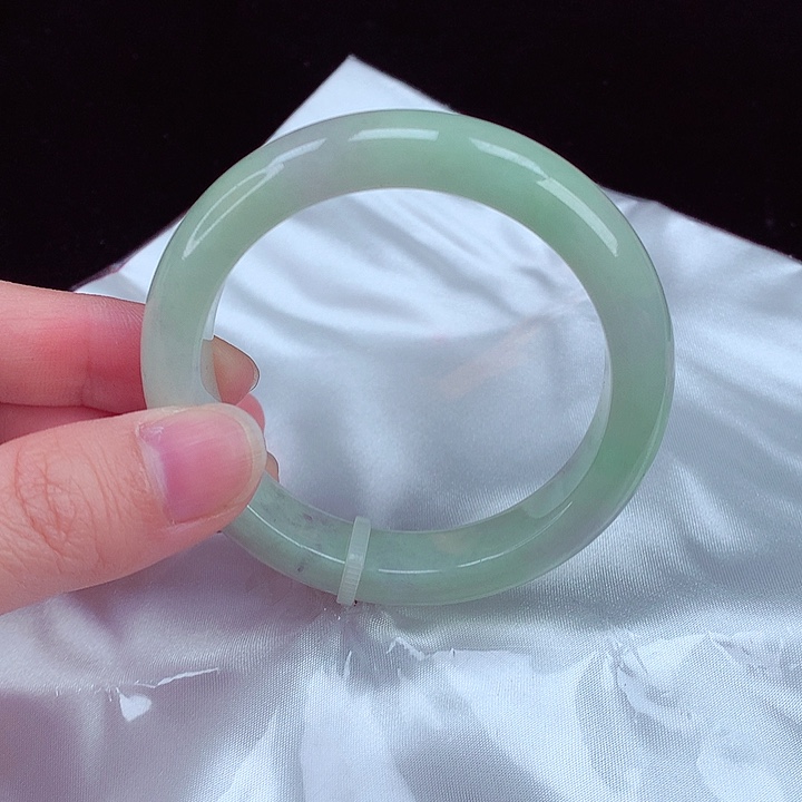 翡翠手镯未镶嵌翡翠