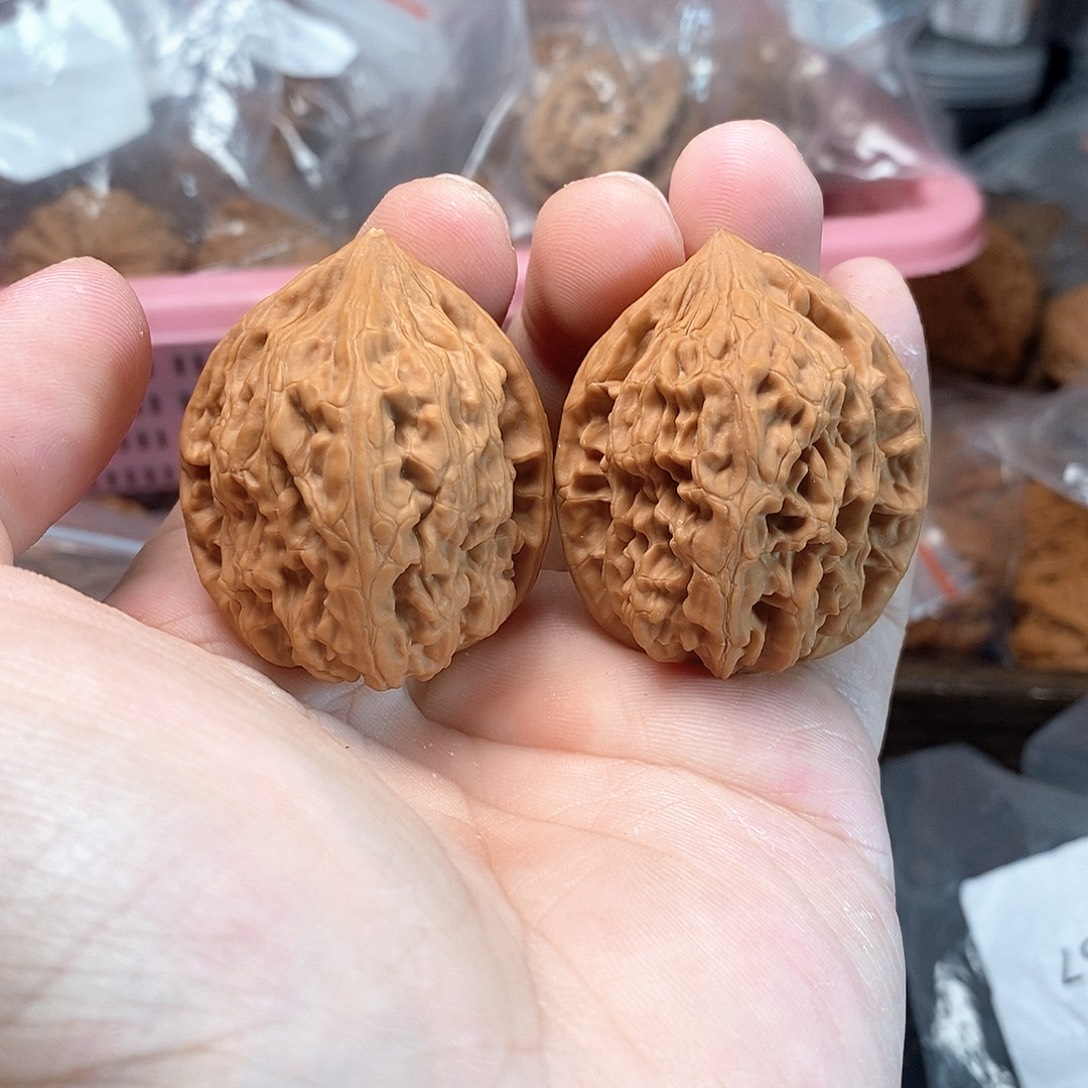 1文玩核桃油皮鸡心35-373