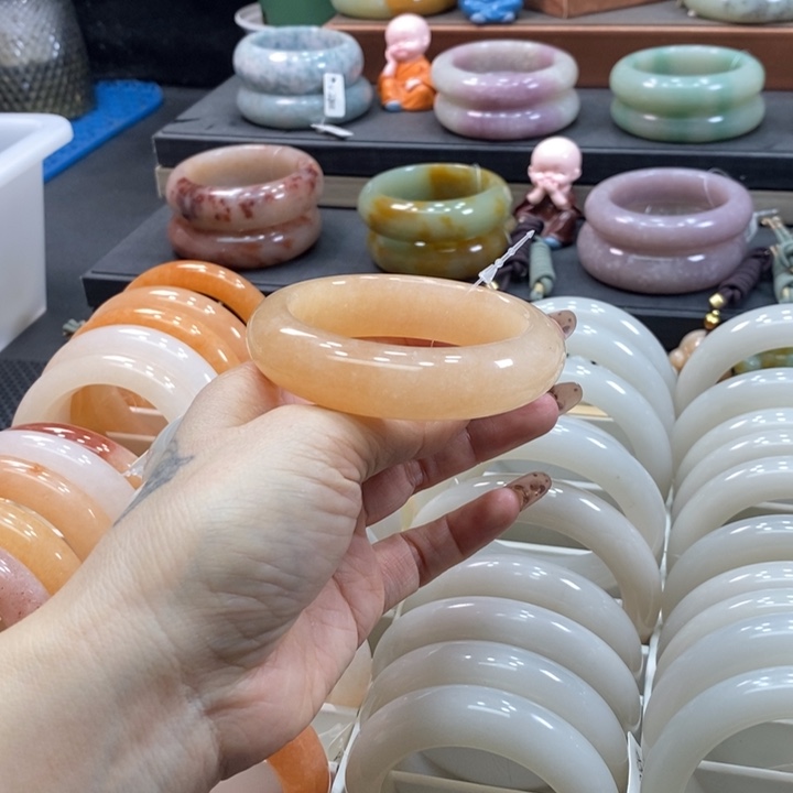 未镶嵌手镯石英岩玉