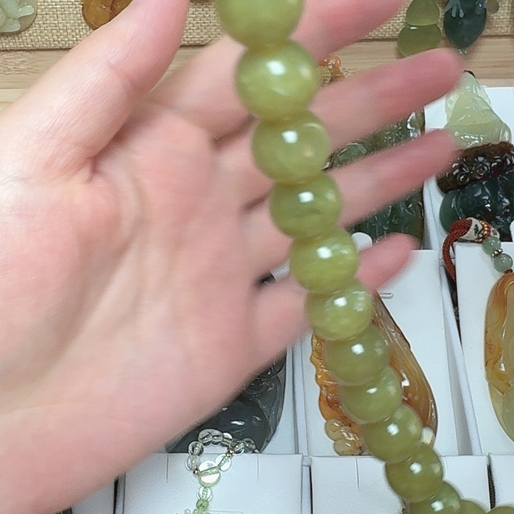 蛇纹石玉未镶嵌颈饰