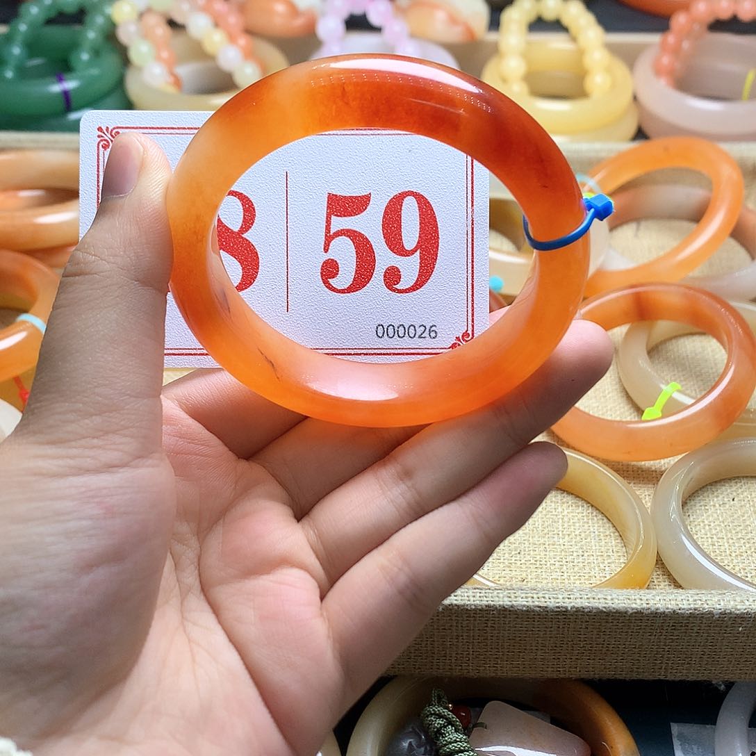 未镶嵌石英质玉（黄龙玉）手镯