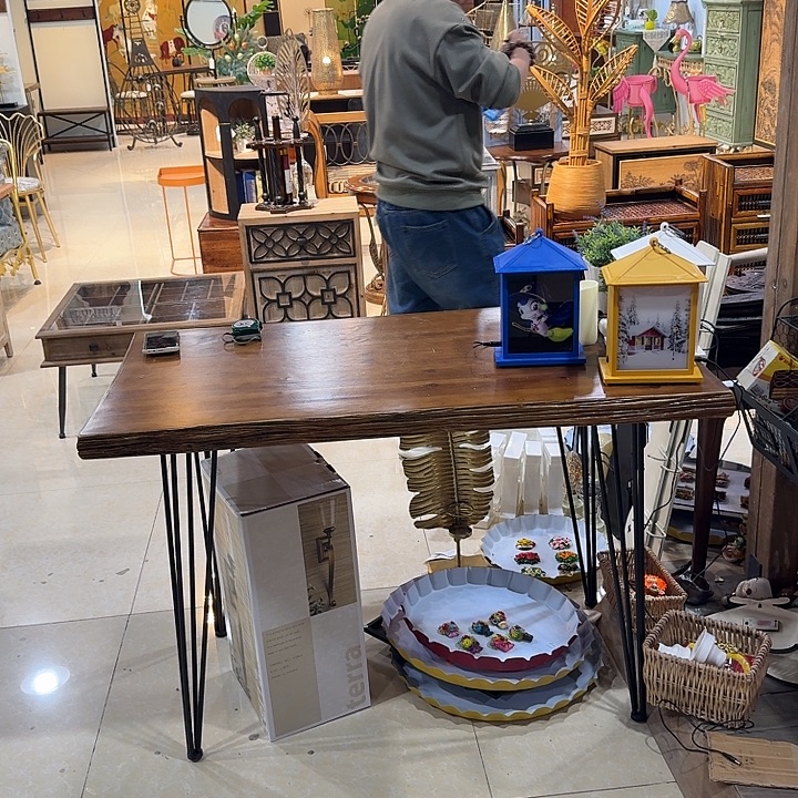 有机玻璃铁木桌子