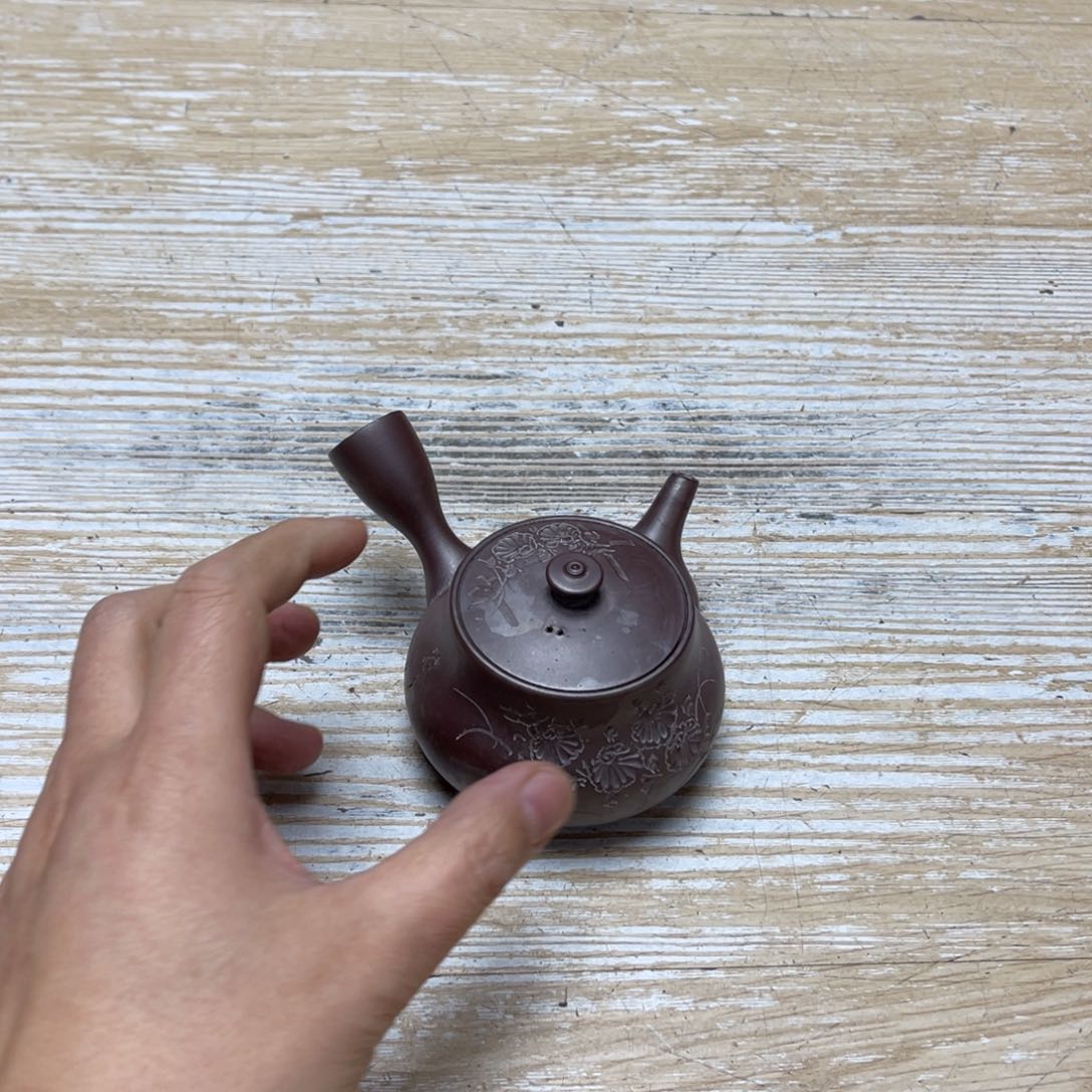 瓷片9**.密密麻麻地排列着一个