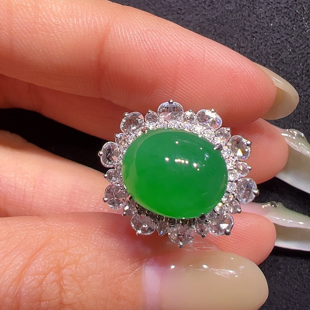 翡翠18K金镶嵌戒指蛋面