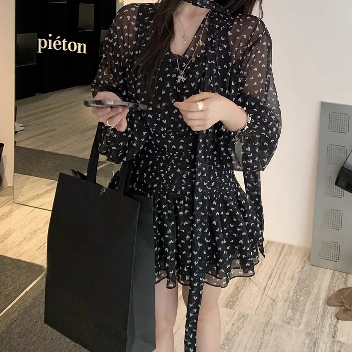 显瘦新款洋气赫本风黑色夏季连衣裙子女秋季独特漂亮气质收腰短裙