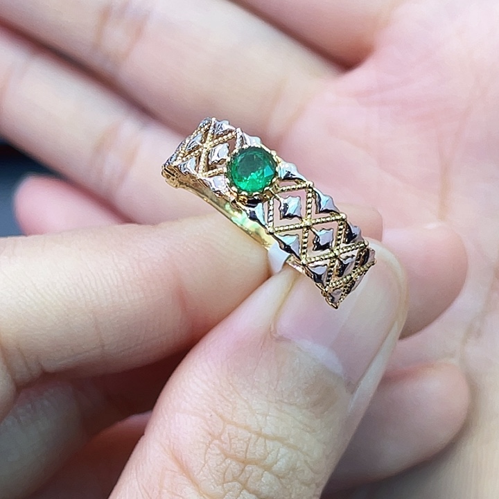 18K金镶嵌祖母绿戒指0.30