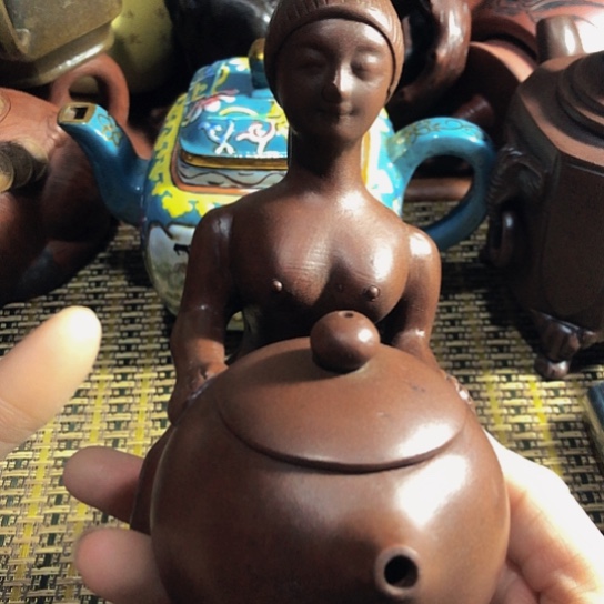 紫砂茶壶原矿泥料手工制作的紫砂壶。
