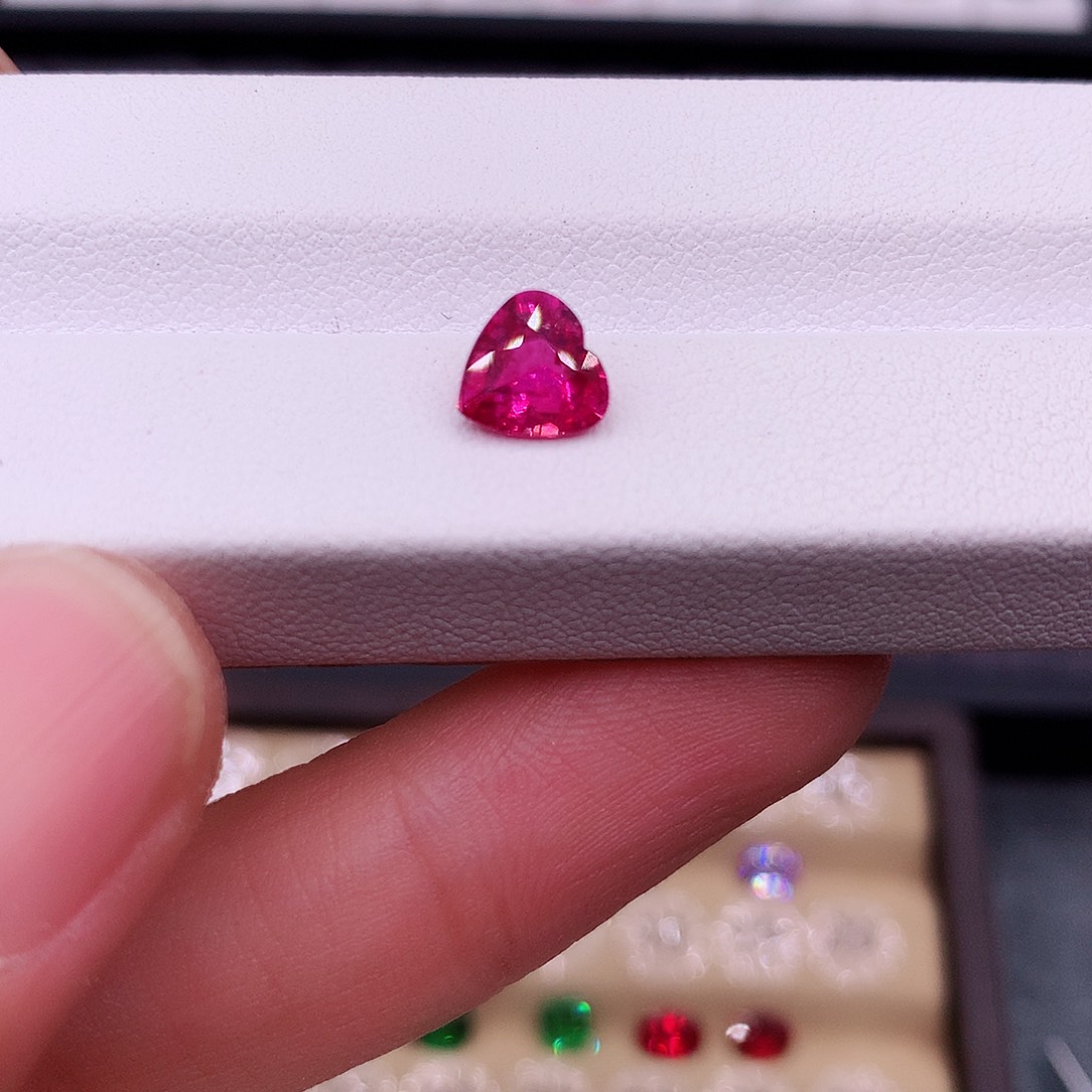 红宝石裸石未镶嵌