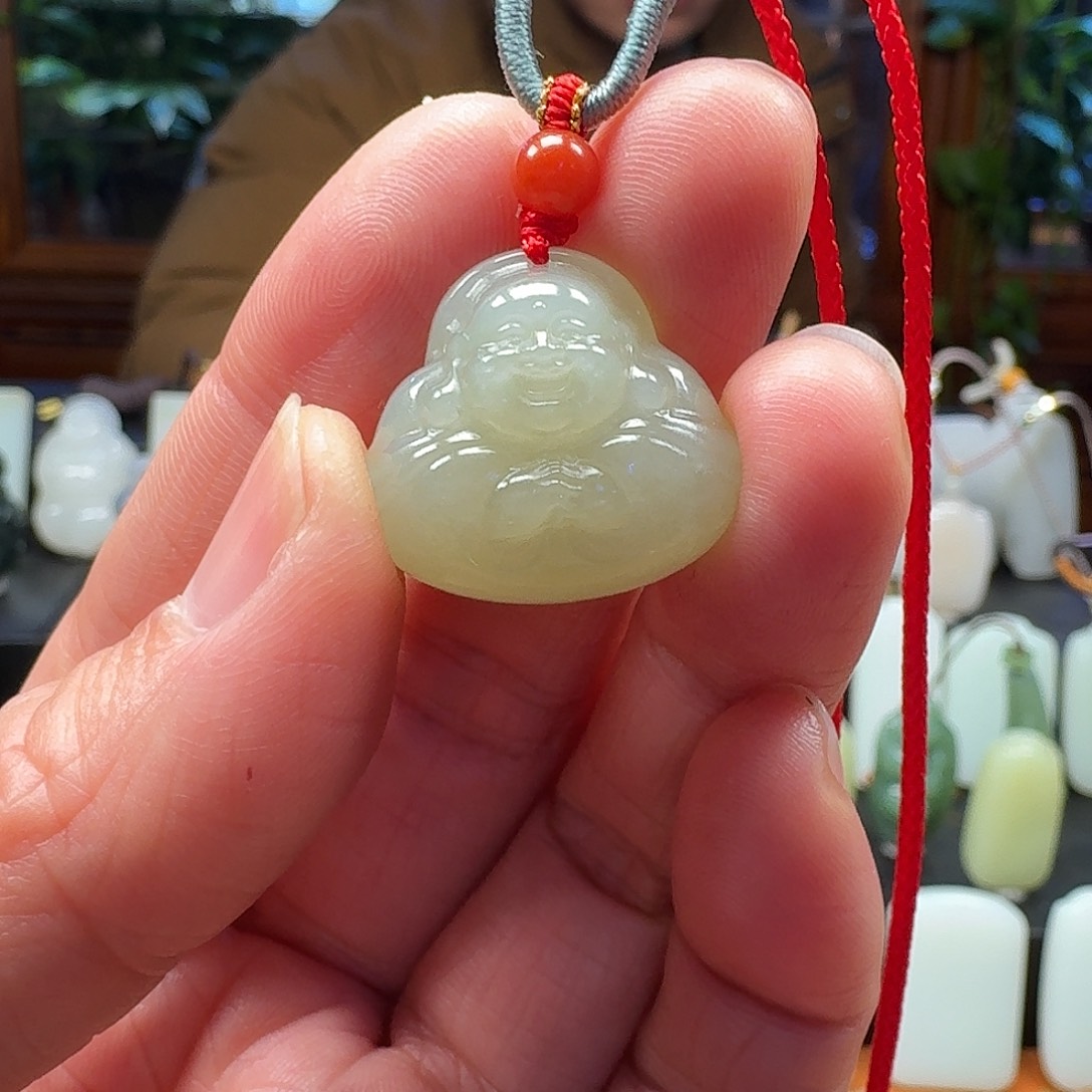 和田玉颈饰未镶嵌歌***?