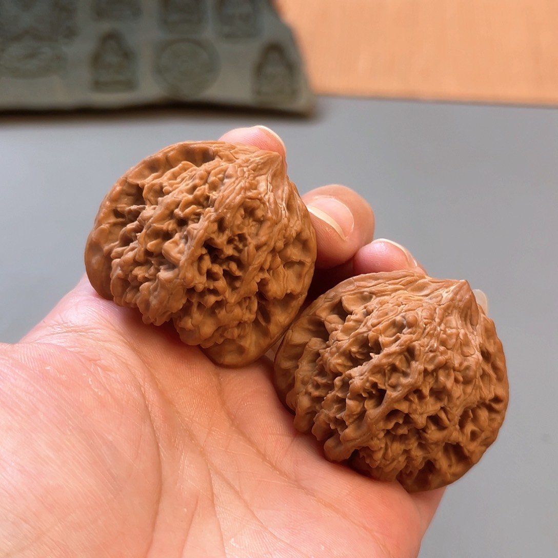 桃核把件43×39尺白茬满天星CN2011