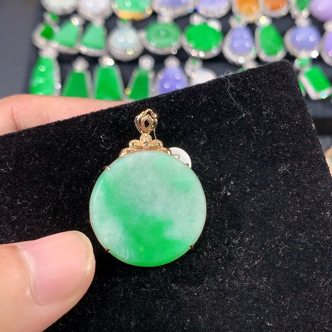 翡翠18K金镶嵌颈饰