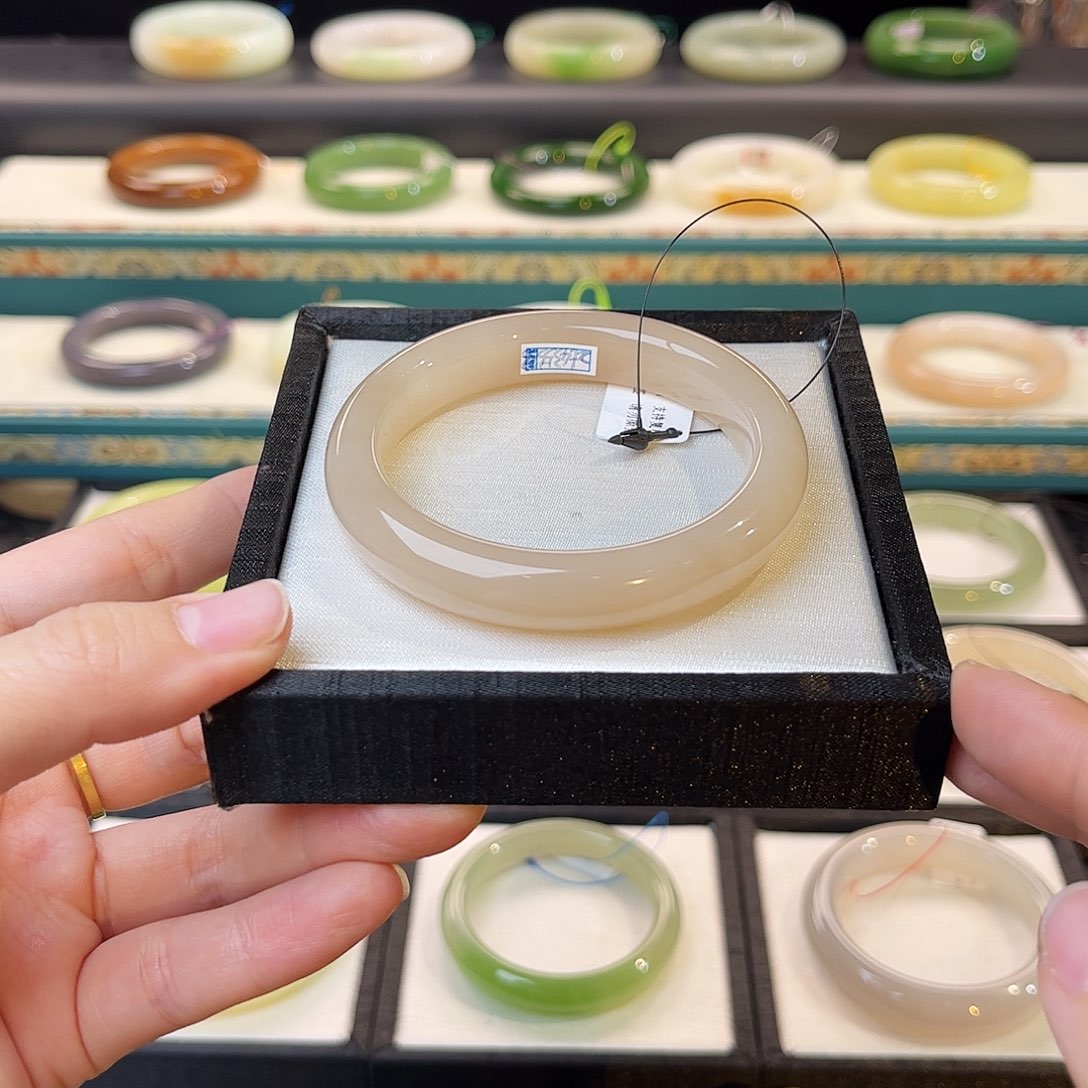 和田玉手镯未镶嵌 熟红粉