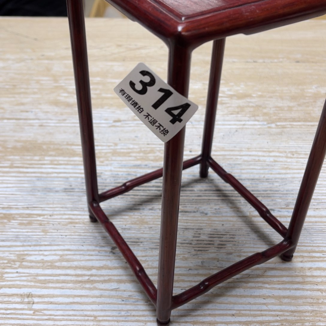 瓷片自**所密密麻麻地排列着一个