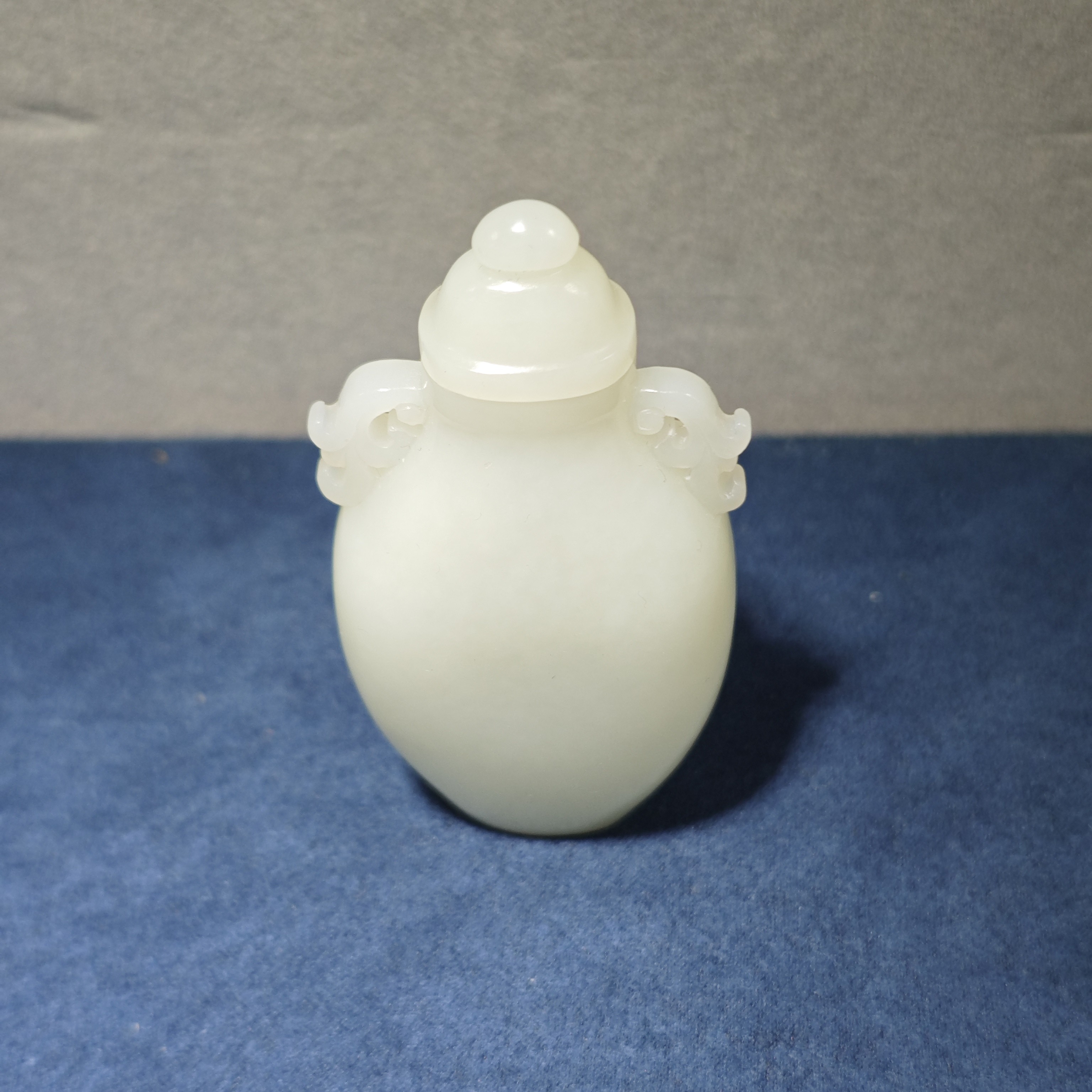 和田玉精品雕刻带盖鼻烟壶赏瓶