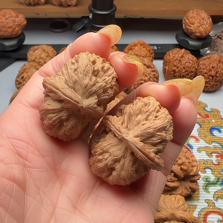 文玩核桃把件白狮子半壁