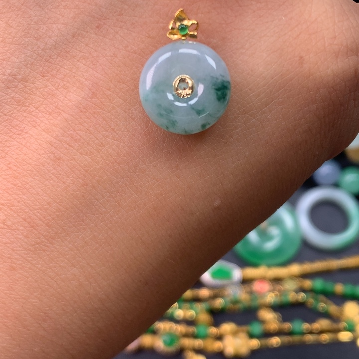 翡翠18K金镶嵌颈饰平安扣