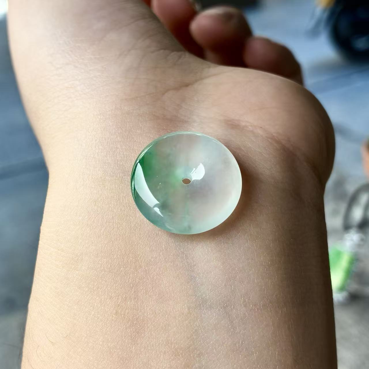 天然a货缅甸翡翠自然光尺寸18.5/4.3高冰飘绿平安扣吊坠 质地细腻