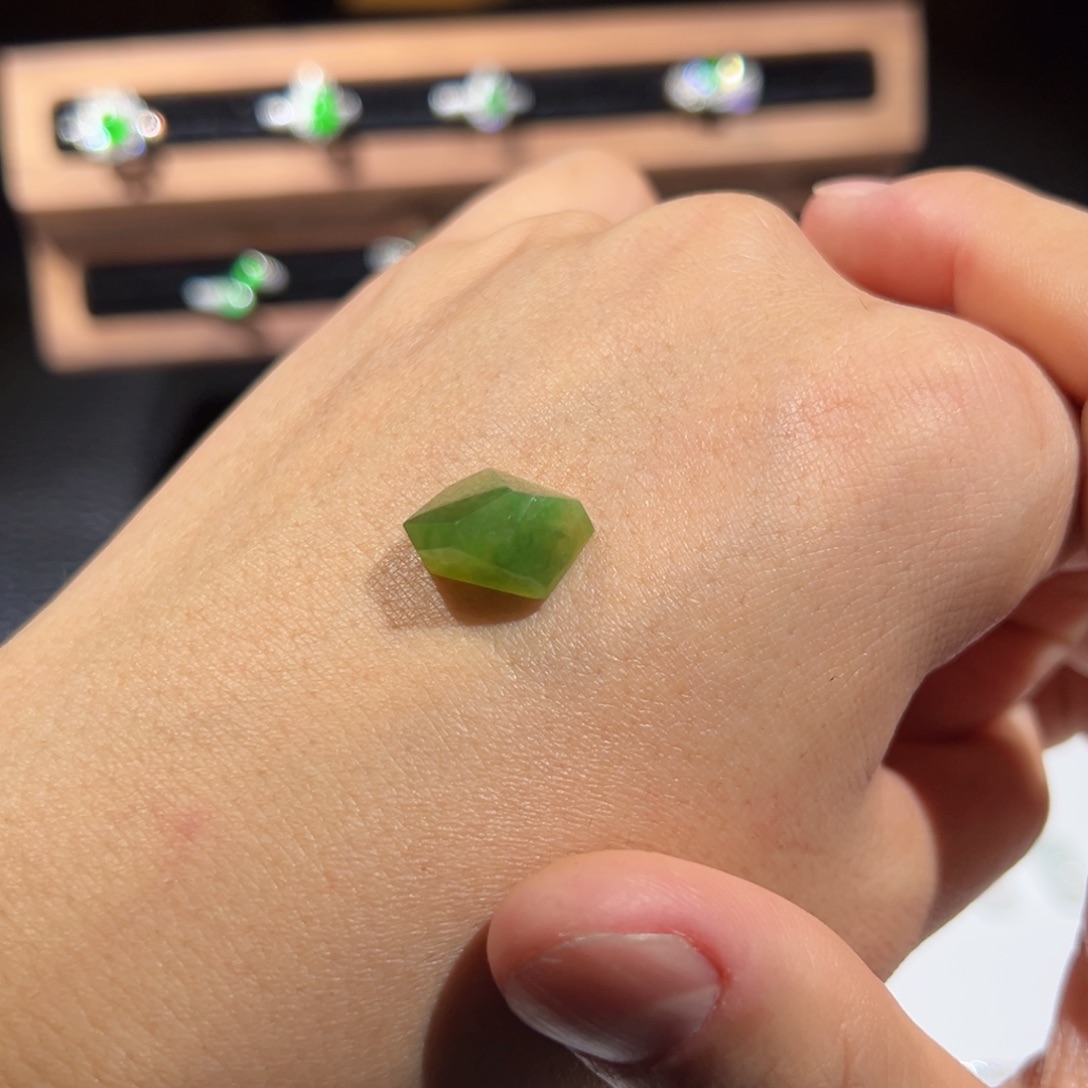 翡翠裸石03 缅甸A货翡翠冰种黄加绿随形