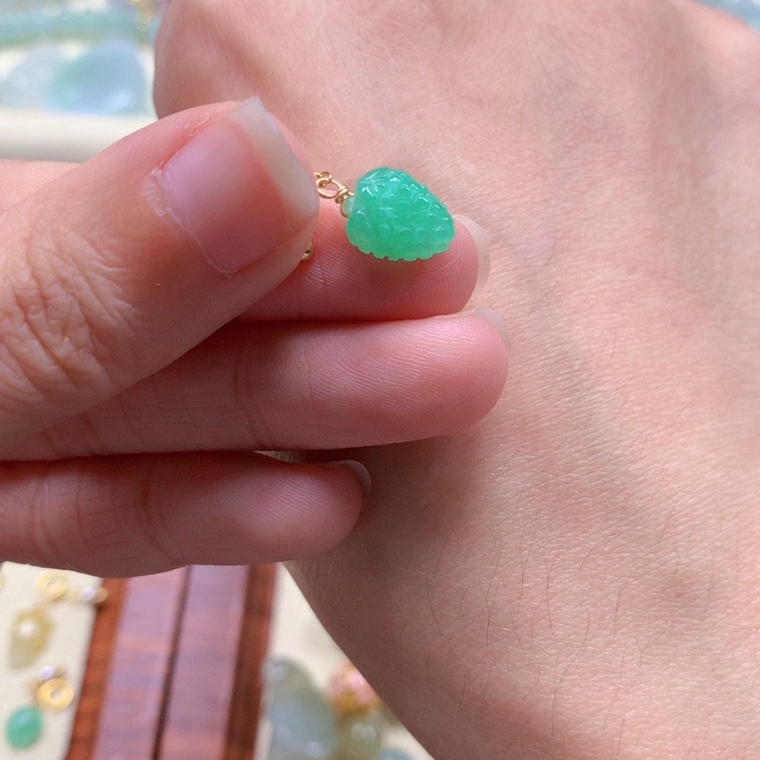 翡翠未镶嵌颈饰是