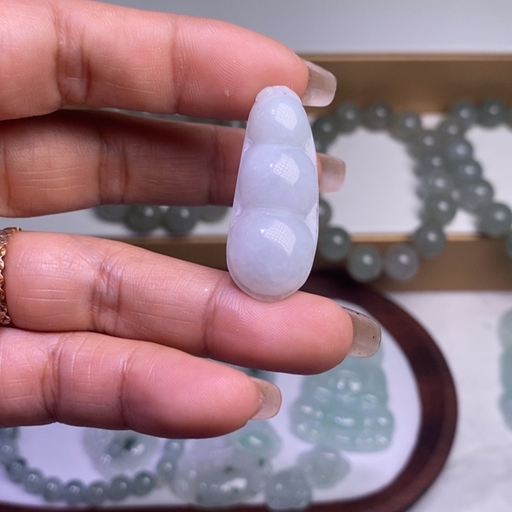 翡翠颈饰未镶嵌天然翡翠豆子