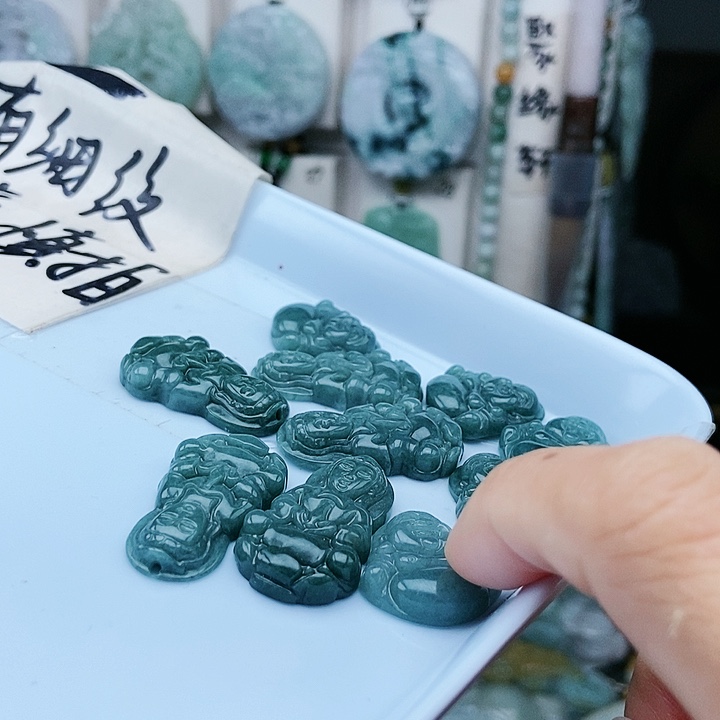 颈饰足铂镶嵌翡翠翡翠