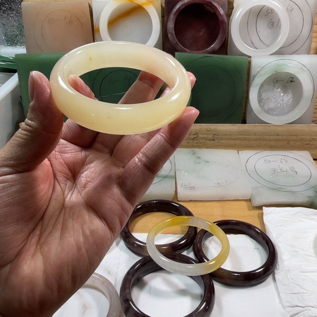 T***ß石英质玉未镶嵌手镯定制加工