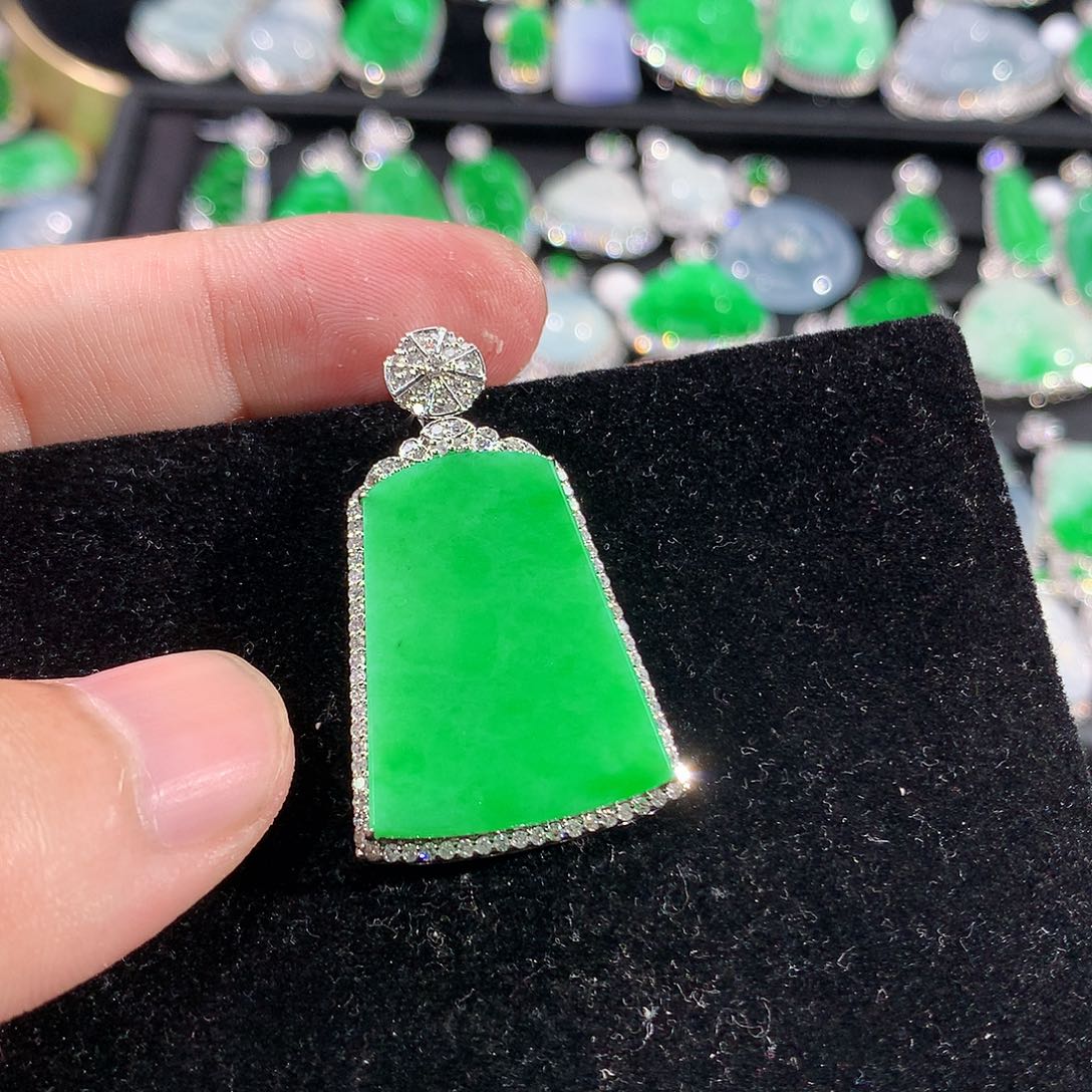 翡翠18K金镶嵌颈饰