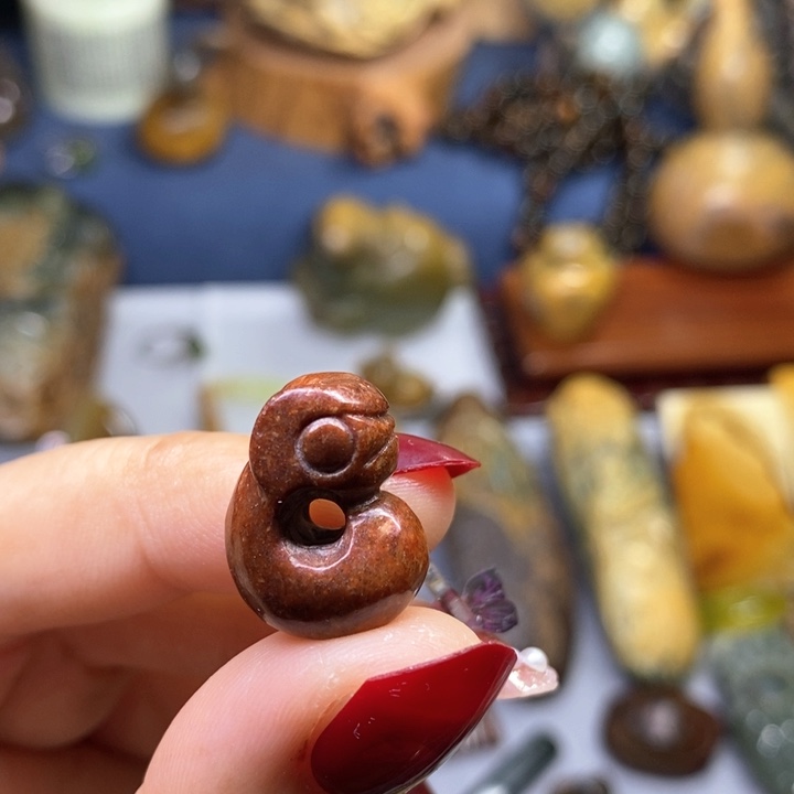 岫岩河磨玉（透闪石质玉）通孔玉猪龙未镶嵌