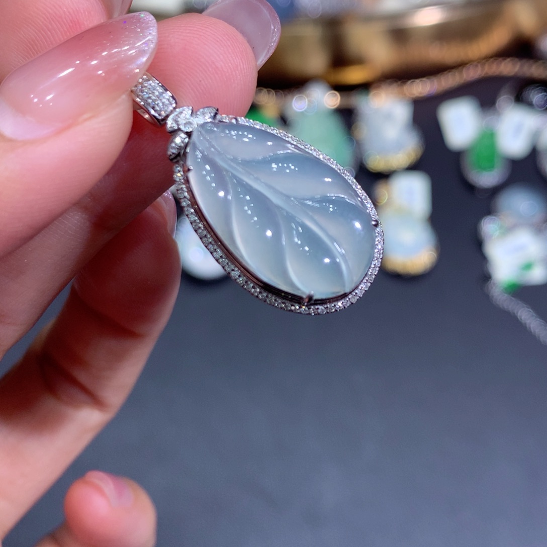 翡翠吊坠(赠链)18K金镶嵌