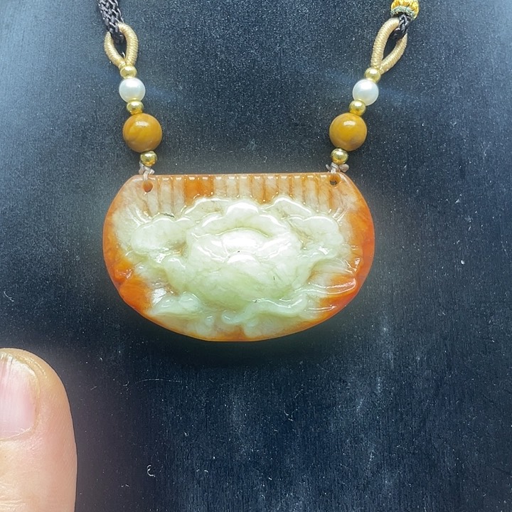 未镶嵌蛇纹石玉颈饰