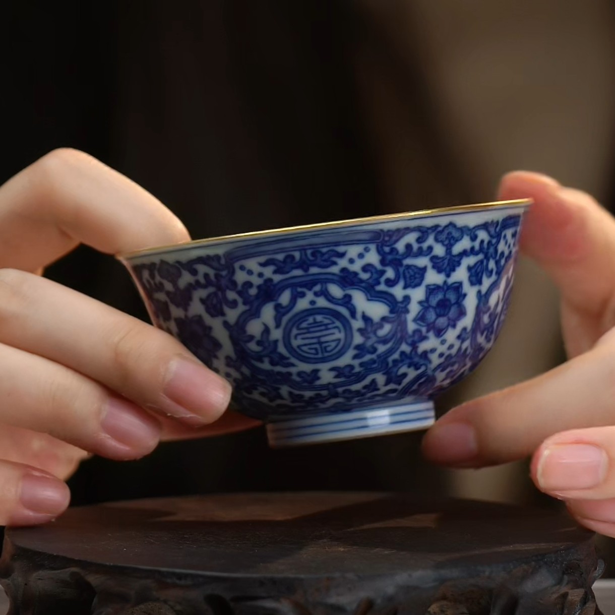 内松石绿釉外青花缠枝团寿纹杯