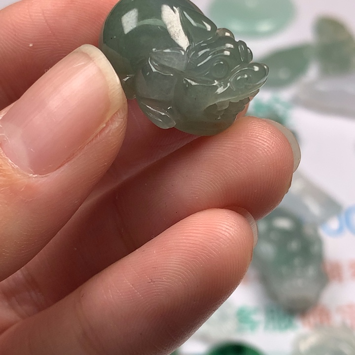 贝***？翡翠未镶嵌颈饰翡翠