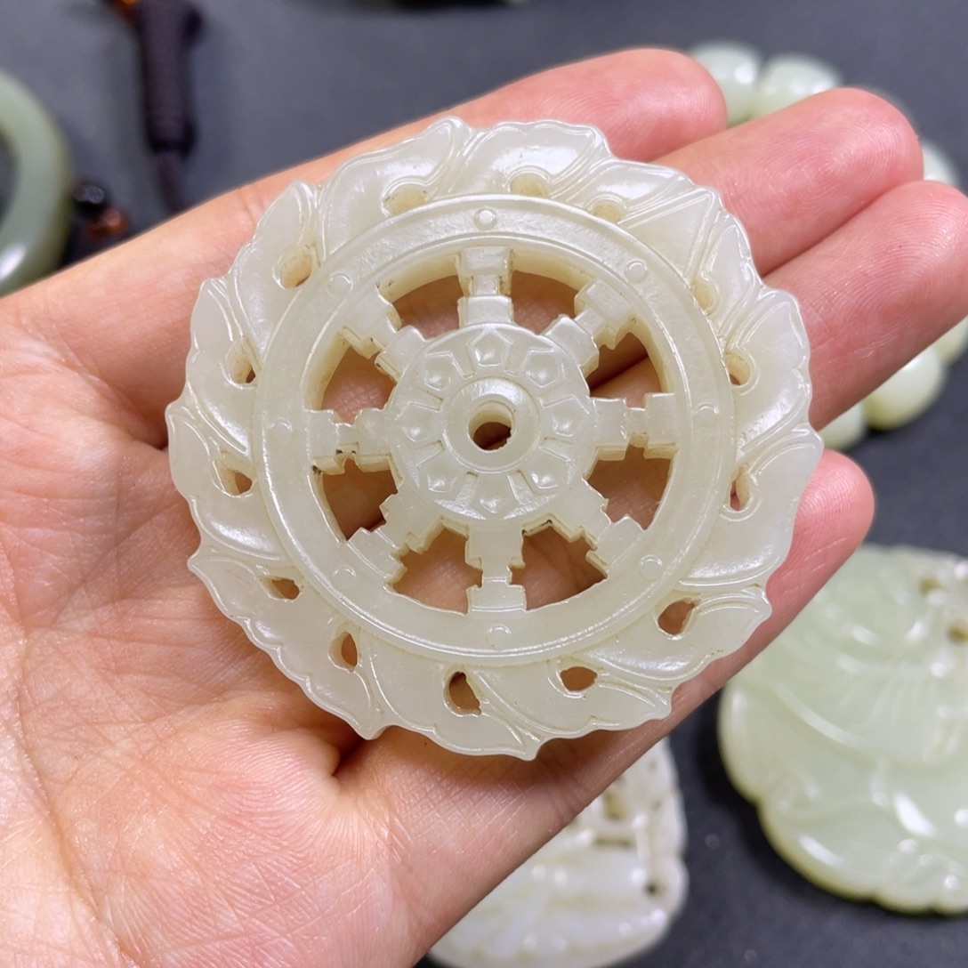 青***瓷和田玉未镶嵌颈饰