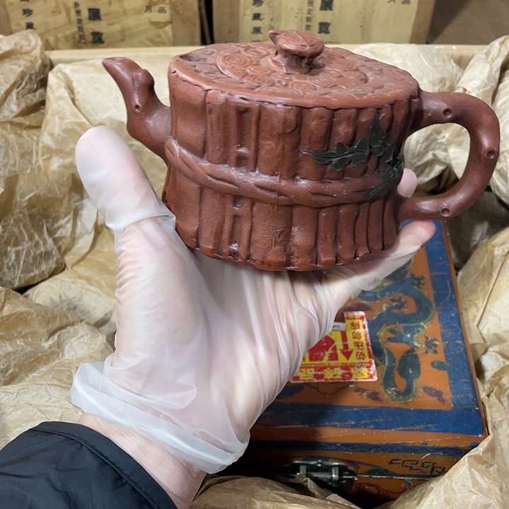 茶壶紫砂矿泥料，纯手工制作的一把紫砂壶。