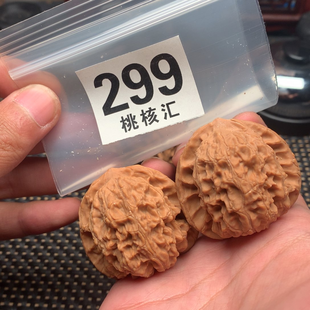 文玩核桃把件一****。梨木台43