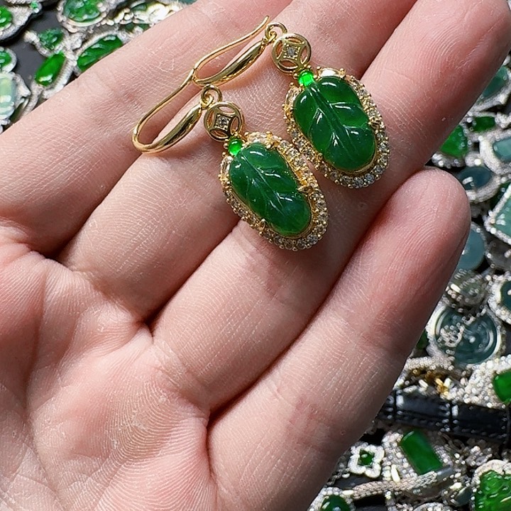 翡翠颈饰未镶嵌天然A货翡翠放漏