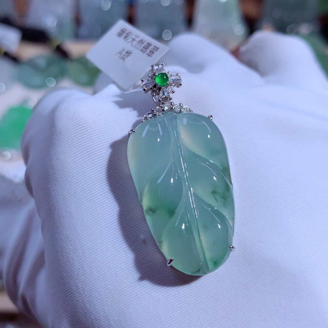 翡翠颈饰18K金镶嵌叶子