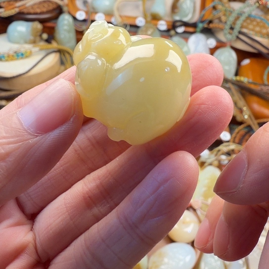 王***橙和田玉未镶嵌颈饰