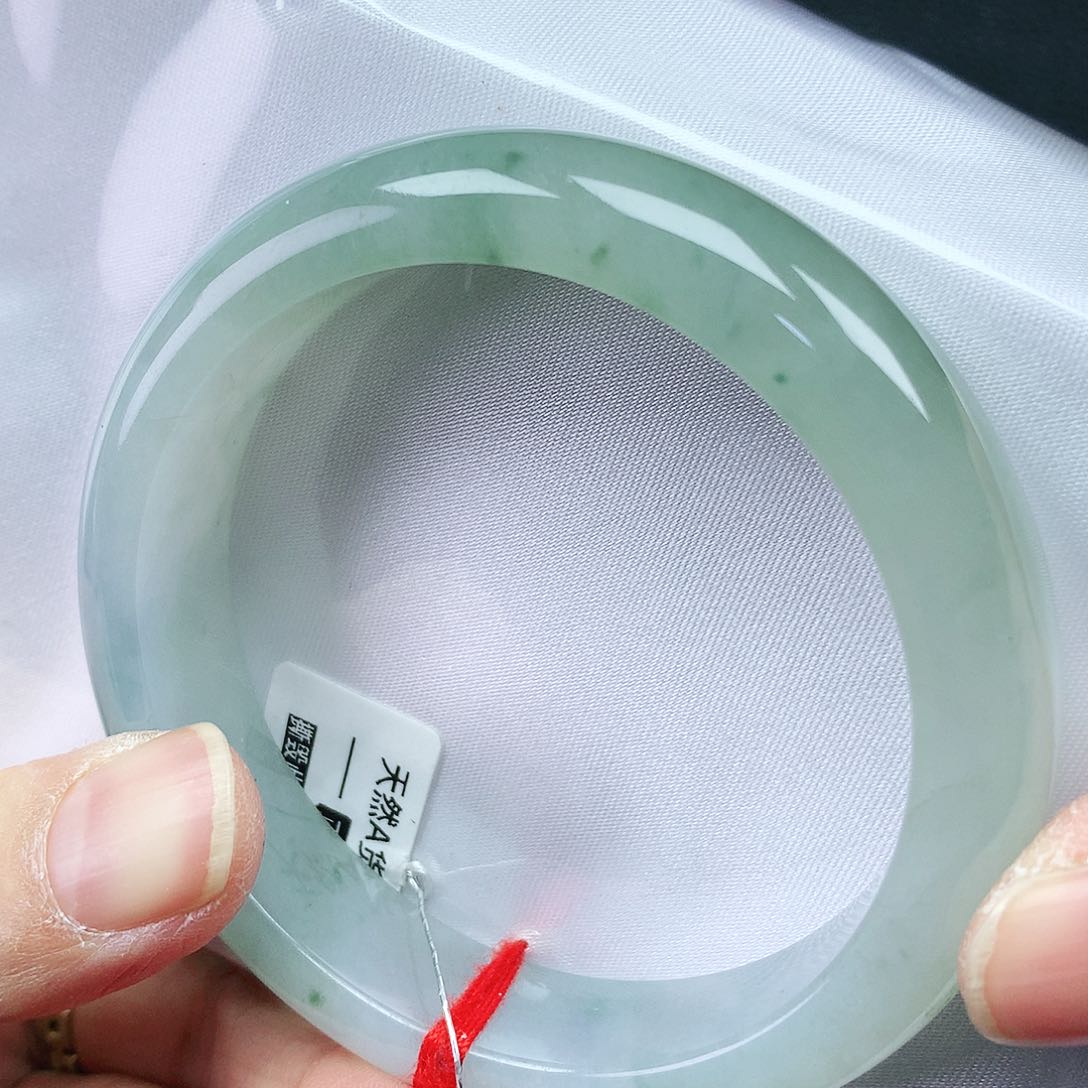 翡翠手镯未镶嵌55圈
