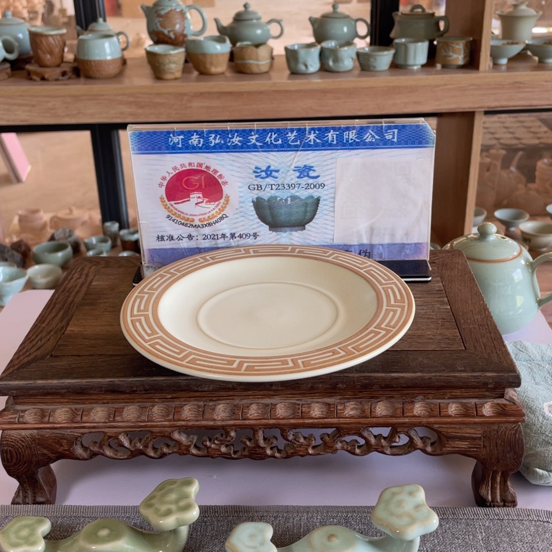 瓷片月白釉手拉回纹壶承