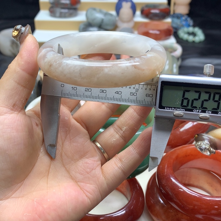 未镶嵌手镯石英质玉
