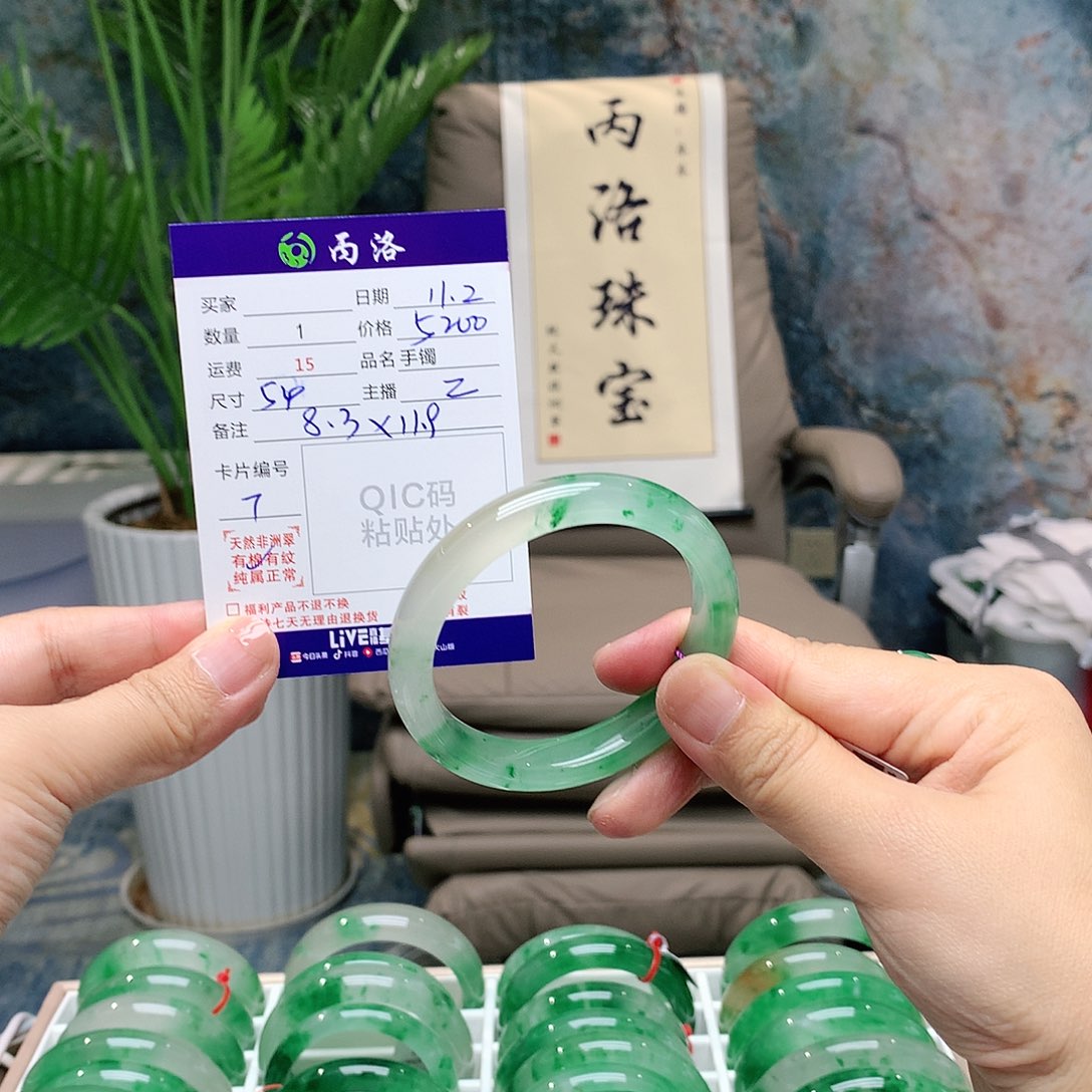 黄****石英质玉未镶嵌手镯