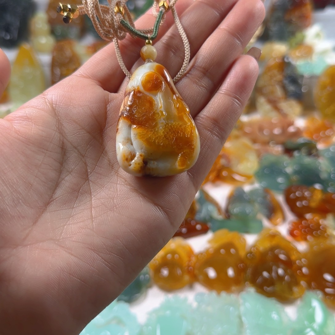 蛇纹石玉颈饰未镶嵌