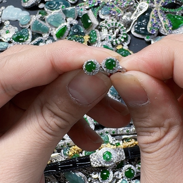 翡翠颈饰未镶嵌天然A货翡翠放漏