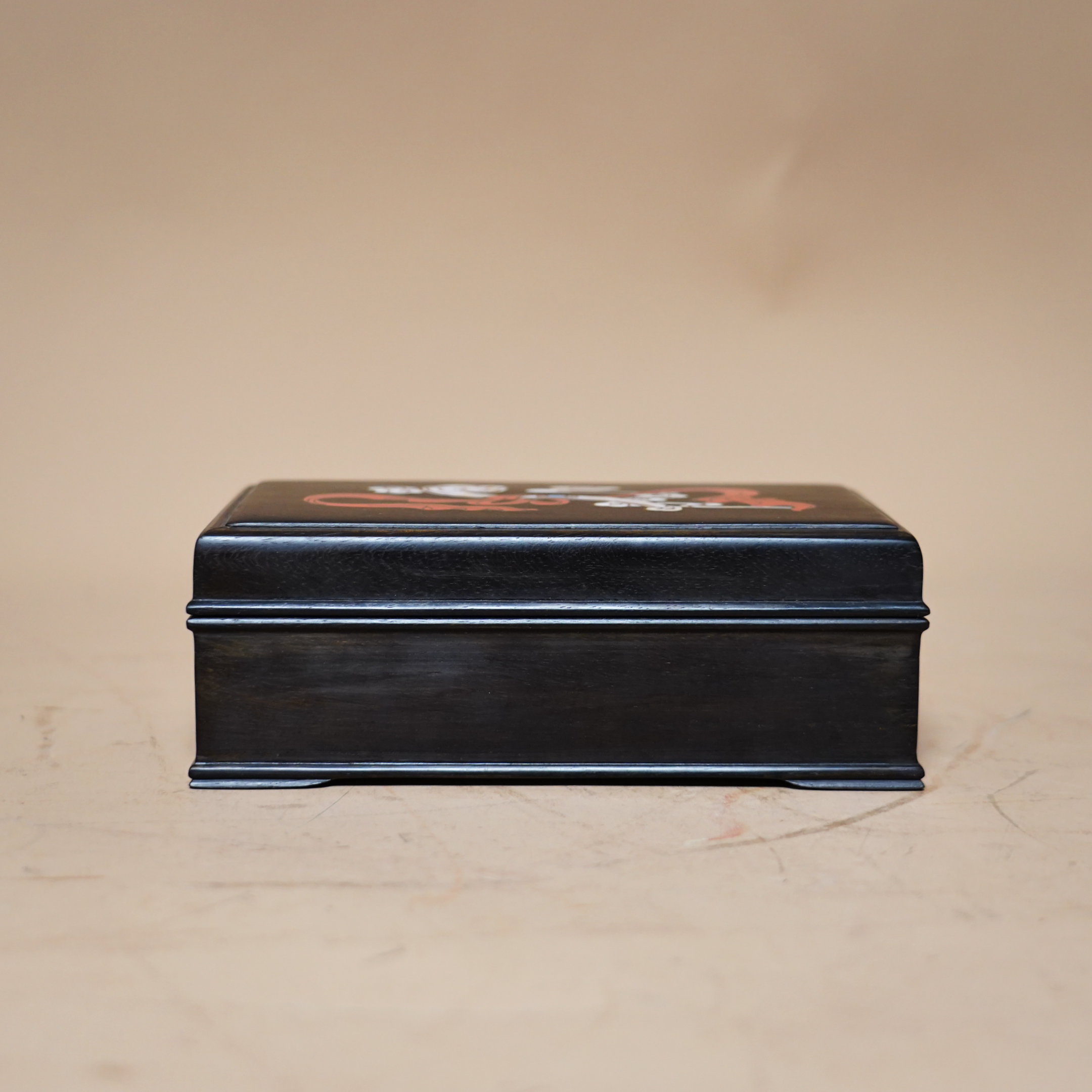 文华开物拍品 14 创汇期 红酸枝料嵌螺钿文具盒