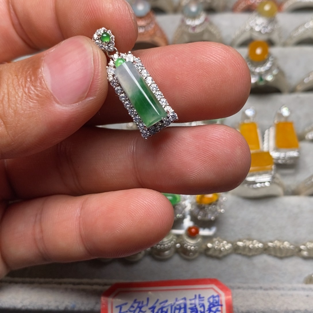 翡翠耳饰未镶嵌吊坠