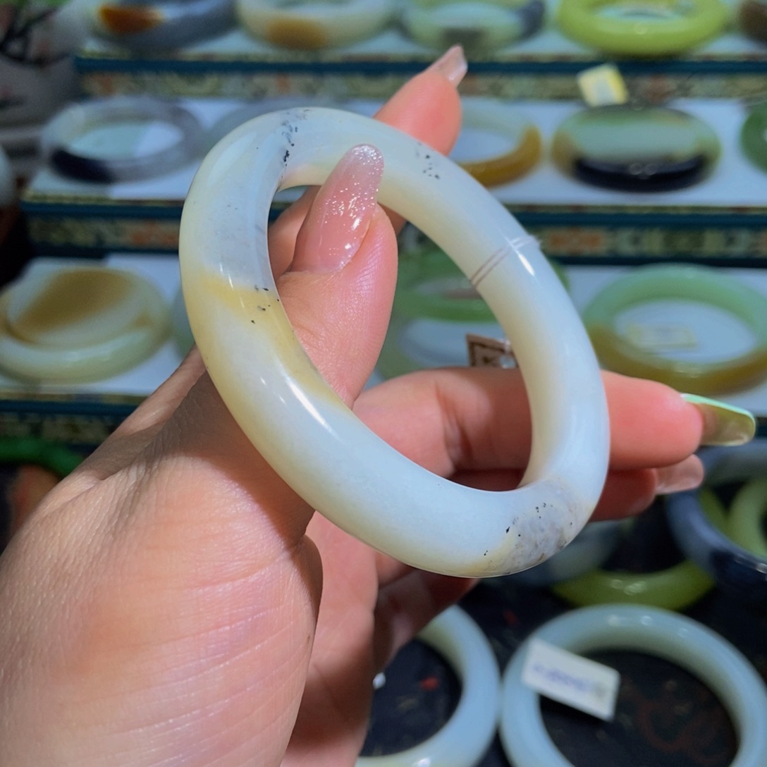 和田玉且末糖白飘青花53.3未镶嵌漫*
