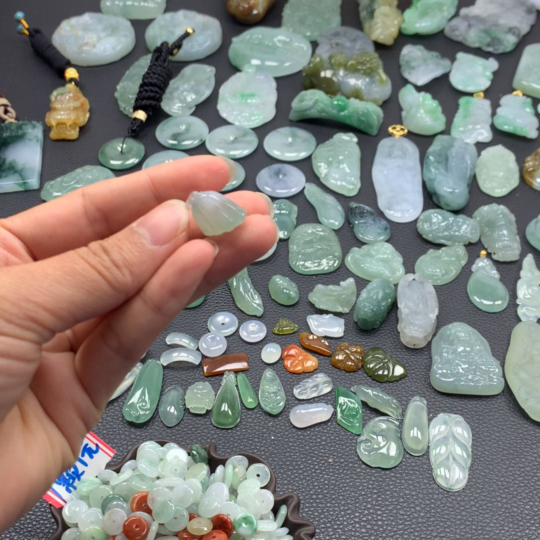 翡翠颈饰未镶嵌莲蓬