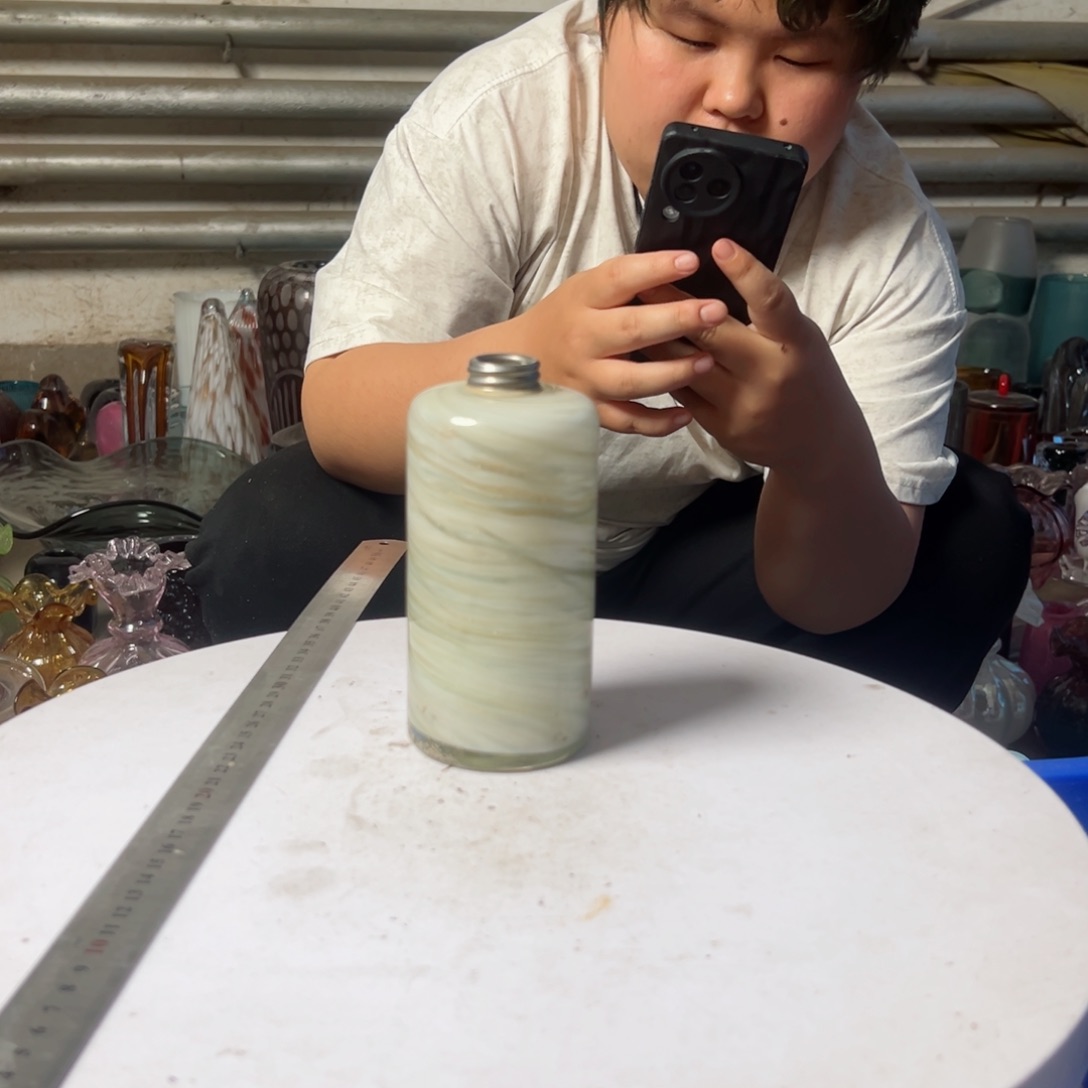 白色琉璃花器摆件微瑕