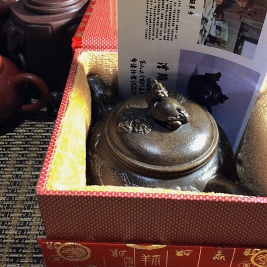 紫砂茶壶原矿泥料手工制作的紫砂壶。